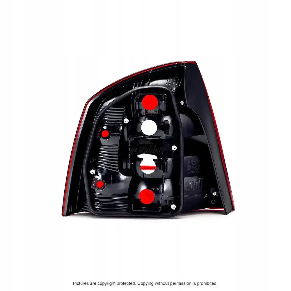 Baklykter Skoda Octavia 2 bakside med synlige pærehull og røde markeringer, sett fra skrå vinkel.