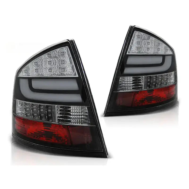 Baklykt Skoda Octavia II Sedan 04-12 med sort ramme, klart og rødt glass, LED-elementer synlig.