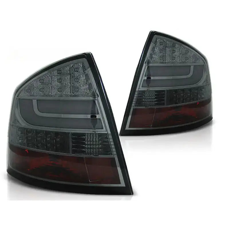Baklykt Skoda Octavia II Sedan 04-12 med sotet glass og LED-bar, vist fra skrå vinkel mot fronten.