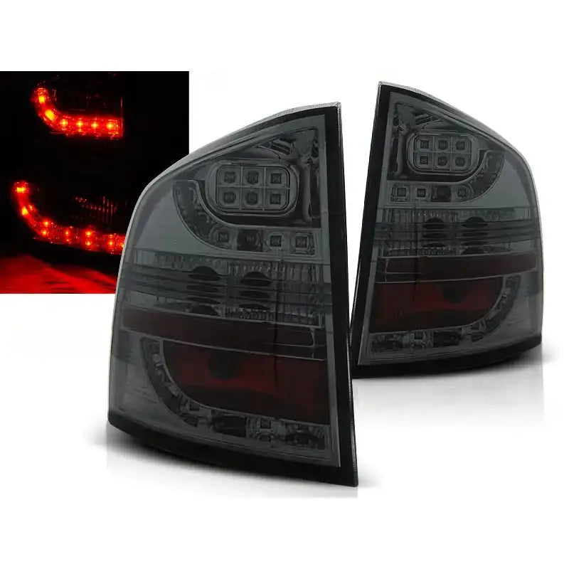 Baklykter Skoda Octavia II St.Vogn 04-12 smoke LED sett avbildet fra skrå forside med tent lys.