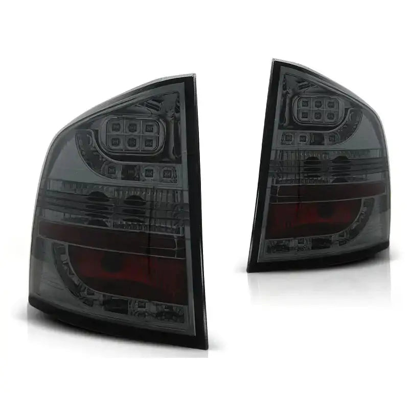Baklykt Skoda Octavia II St.Vogn 04-12 i sotet LED-design, skrått forfra mot hvit bakgrunn.