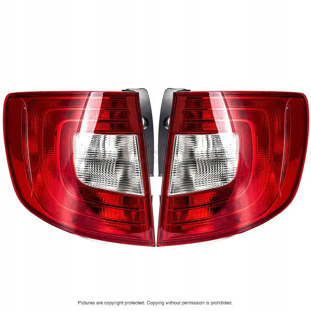 Baklykter Skoda Superb 08-13, to røde og klare lykter sett forfra mot hvit bakgrunn.