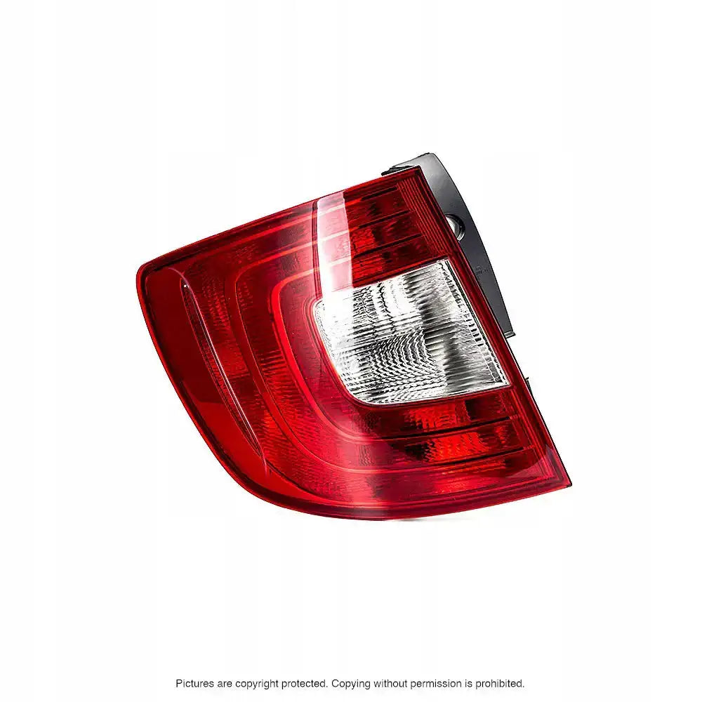 Baklykt Skoda Superb 08-13 med rød og klar linse, sett skrått bakfra med synlig rutemønster.