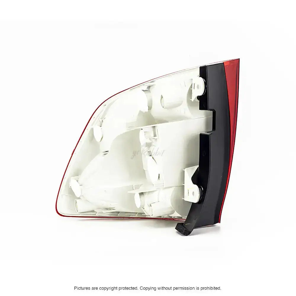 Baklys Skoda Superb 08-13 vist fra skrå bakside med synlige festepunkter og rød-hvit plast.