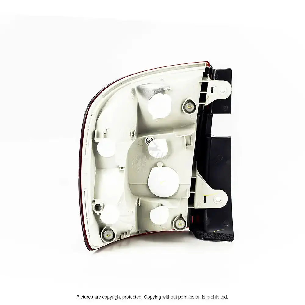 Baklamper Skoda Superb 08-13 med synlige lyspæreholdere og festepunkter, sett fra innsiden.