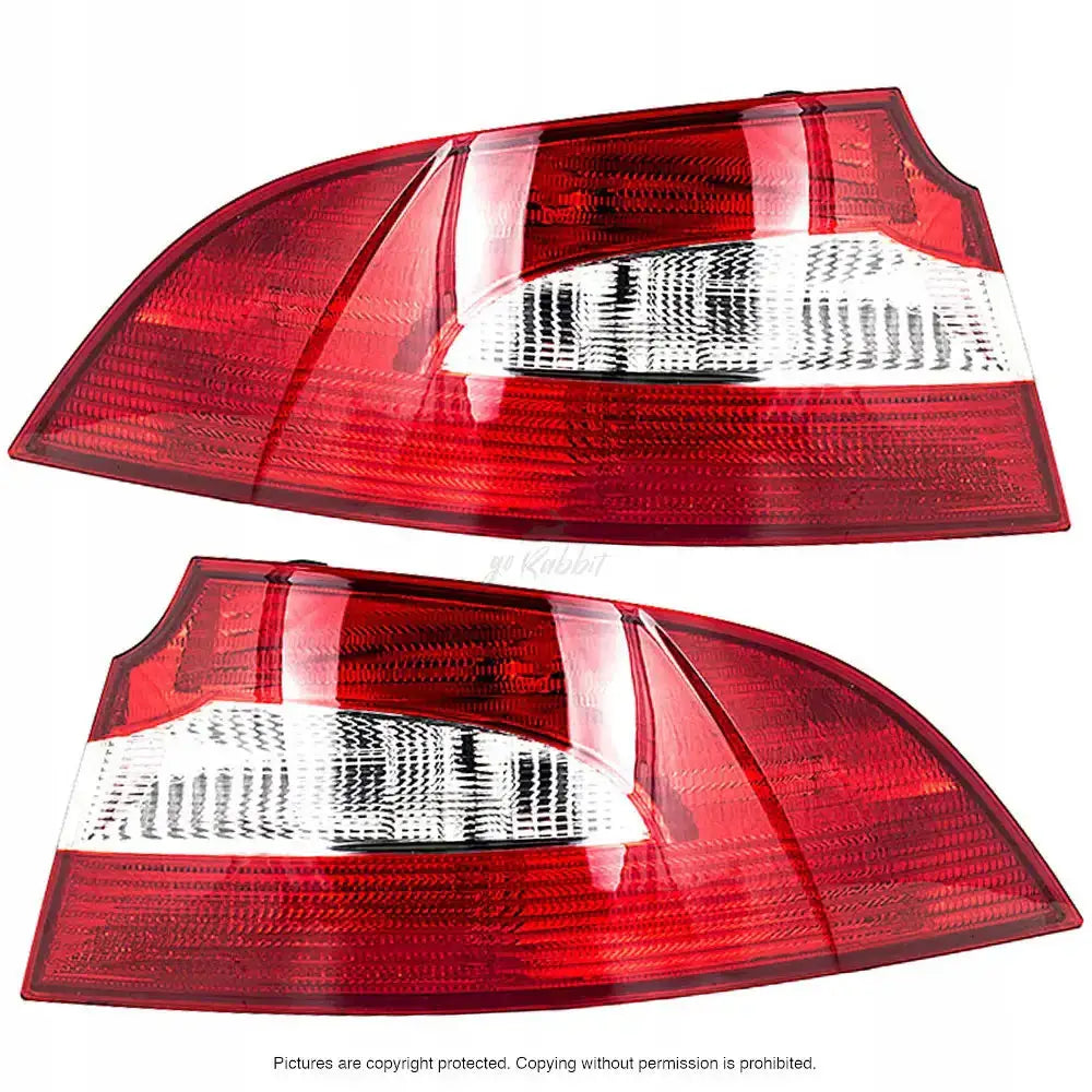 Baklykter Skoda Superb 08-13 i rød og klar plast, sett skrått forfra mot hvit bakgrunn.