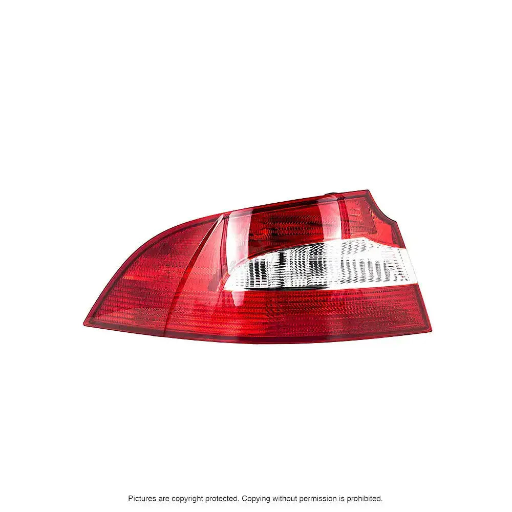 Baklykt Skoda Superb 08-13 PY21W i rød og klar plast sett fra skrå side med tydelig reflektordetalj.