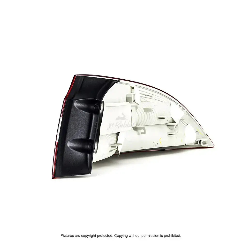 Baklys Skoda Superb 08-13 sett bakfra med hvit plast og sorte detaljer, viser monteringspunkter.