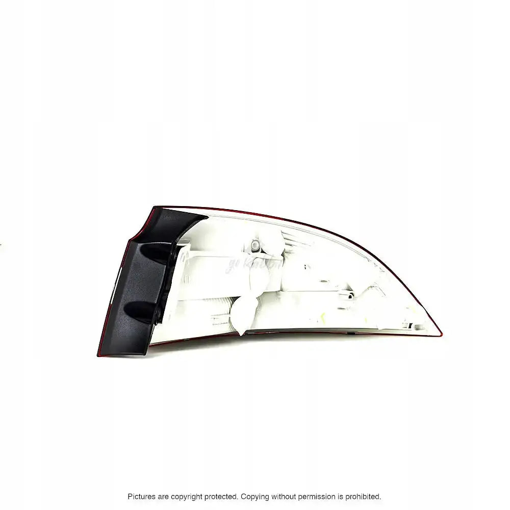 Baklykter Skoda Superb 08-13 vist fra siden med synlige innfestinger og kontaktpunkter i plast.