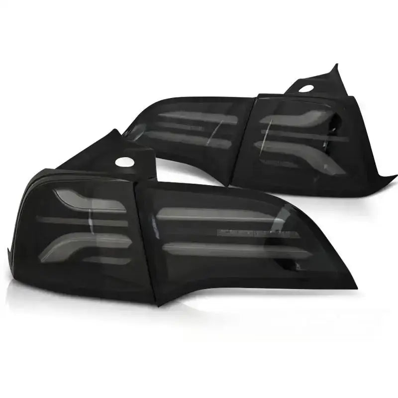 Baklykter Smoke Black til Tesla Model 3 med sotet glass og LED-striper, vist fra skrå vinkel.