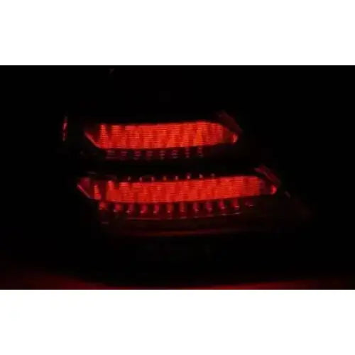 Baklykt Smoke Led Bar til Mercedes W203 sedan med røde LED-lys i moderne design, vist i mørket.
