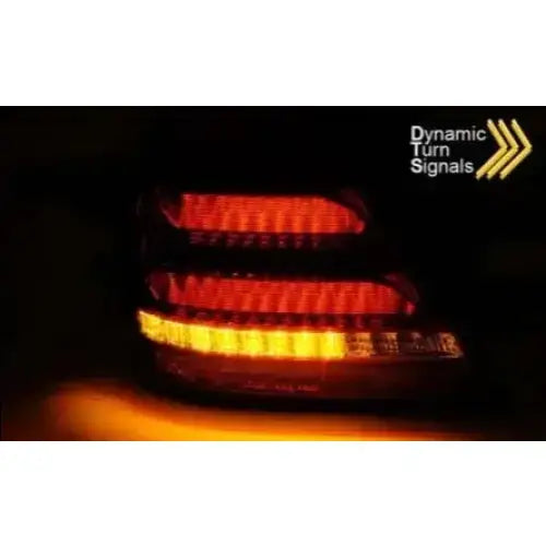 Baklys Smoke Led Bar til Mercedes W203 med røde og gule LED-lys, dynamiske blinklys aktivert.