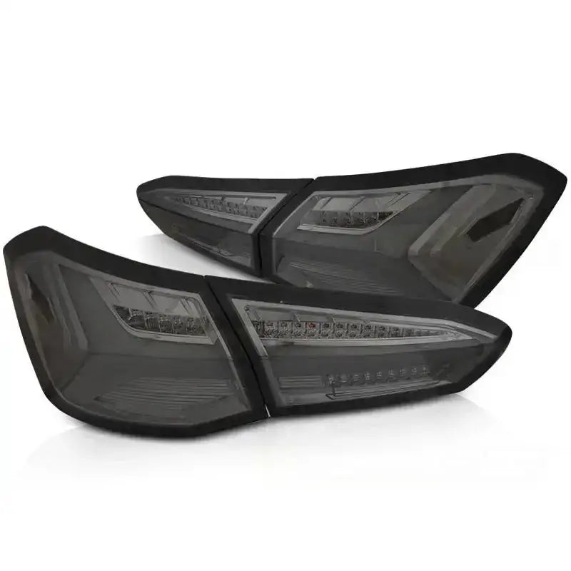 Baklykter Smoke SEQ til Ford Focus 4 hatchback, mørktonede med LED og geometrisk design, skrå vinkel.