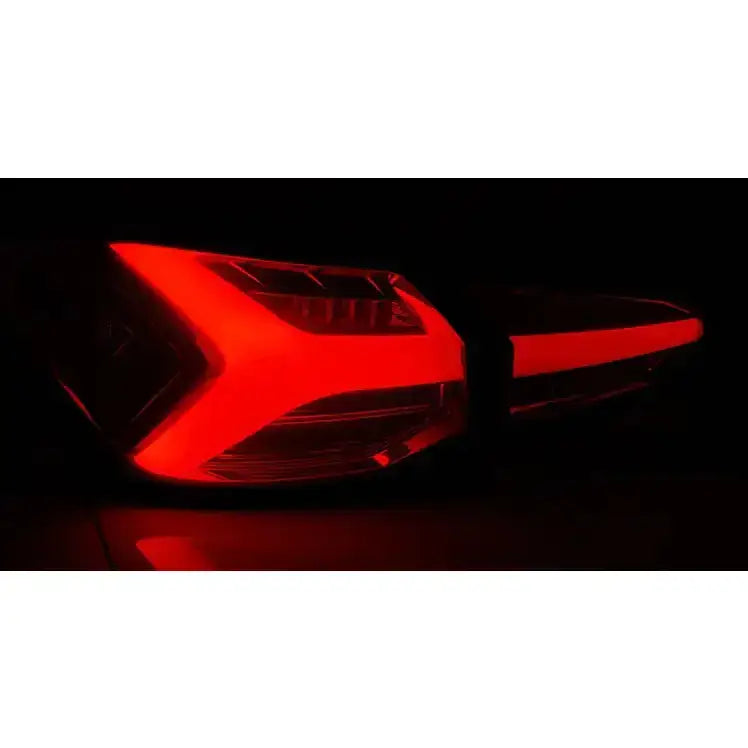 Baklykt Smoke SEQ til Ford Focus 4 hatchback med rød LED og markante lysmønstre i mørket.