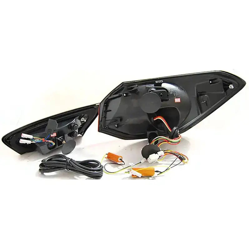 Baklys til Ford Focus 4 18-21 Hatchback, sett bakfra med ledninger og oransje motstander synlig.