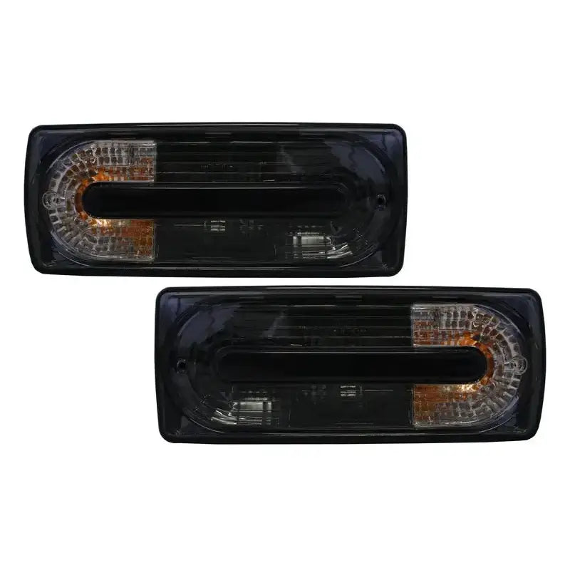 Baklykter Smoked Svart til Mercedes G-Klasse W463, sett forfra med klare og oransje detaljer.