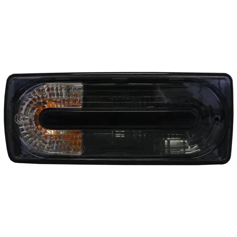 Baklykt til Mercedes G-Klasse W463, smoked svart med oransje og klare felt, sett forfra.