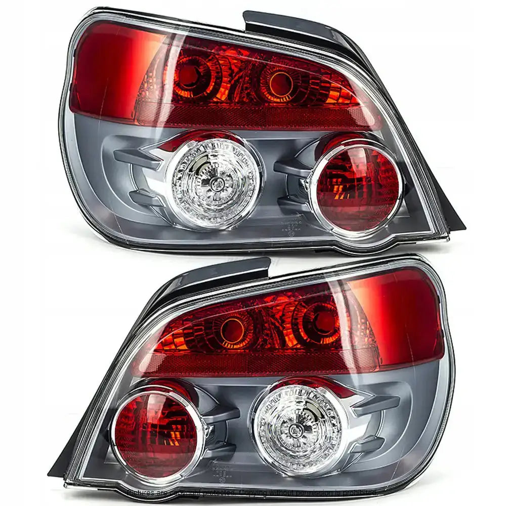 Baklykter Subaru Impreza II 01-07 med røde og klare felter, detaljer i sølvfarget plast.