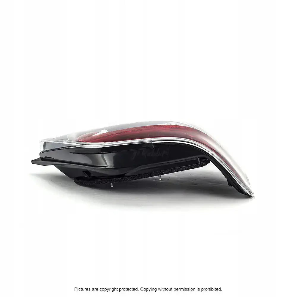 Baklykt Subaru Impreza II 01-07 med rød og klar linse, sett fra siden med sorte detaljer og synlige skruer.