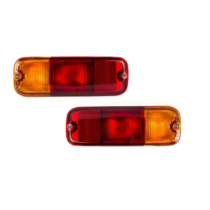 Baklykter Suzuki Grand Vitara 98-05 med oransje og røde felt, sett forfra mot hvit bakgrunn.