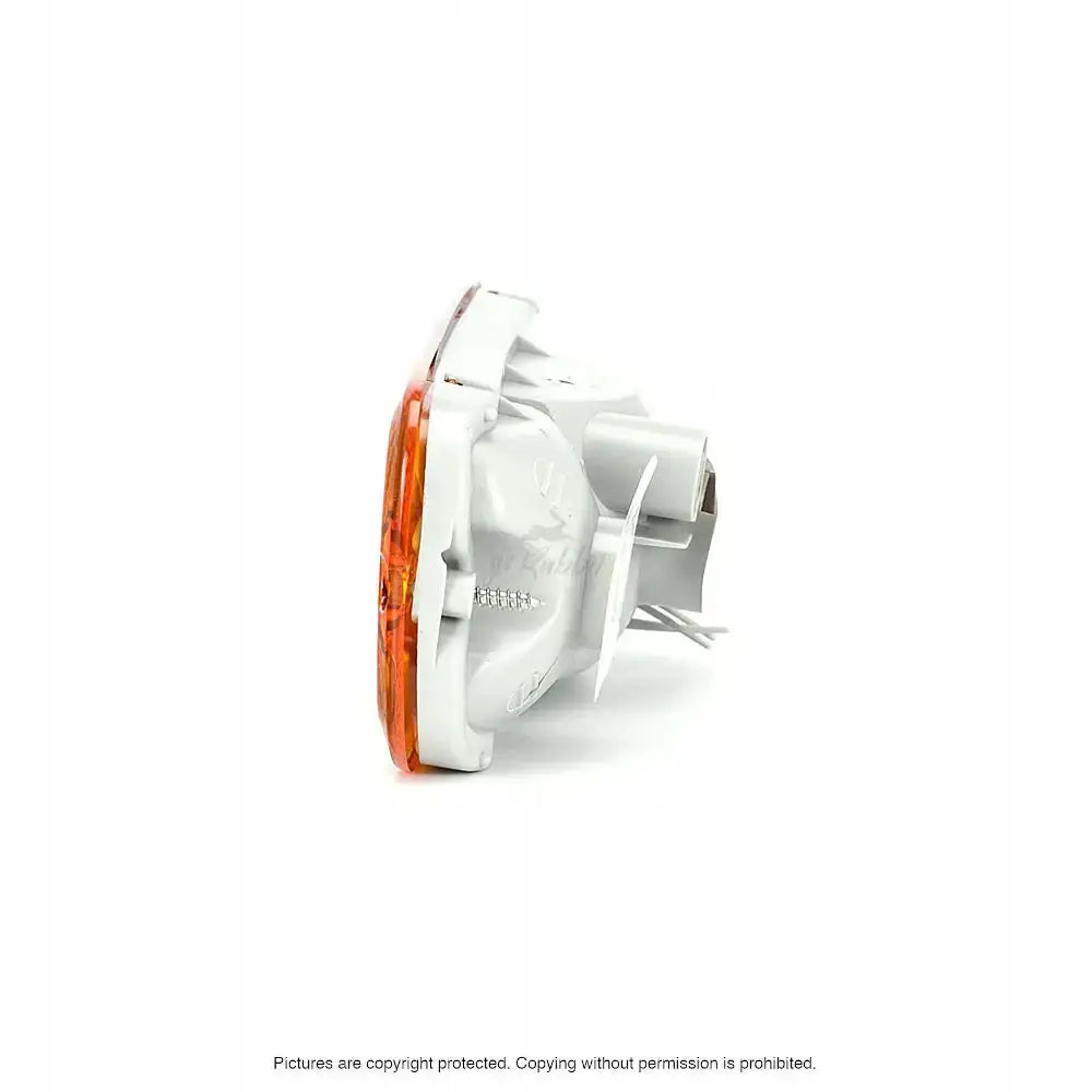 Baklys Suzuki Grand Vitara 98-05, rund billykt med oransje front og synlig grå bakside.