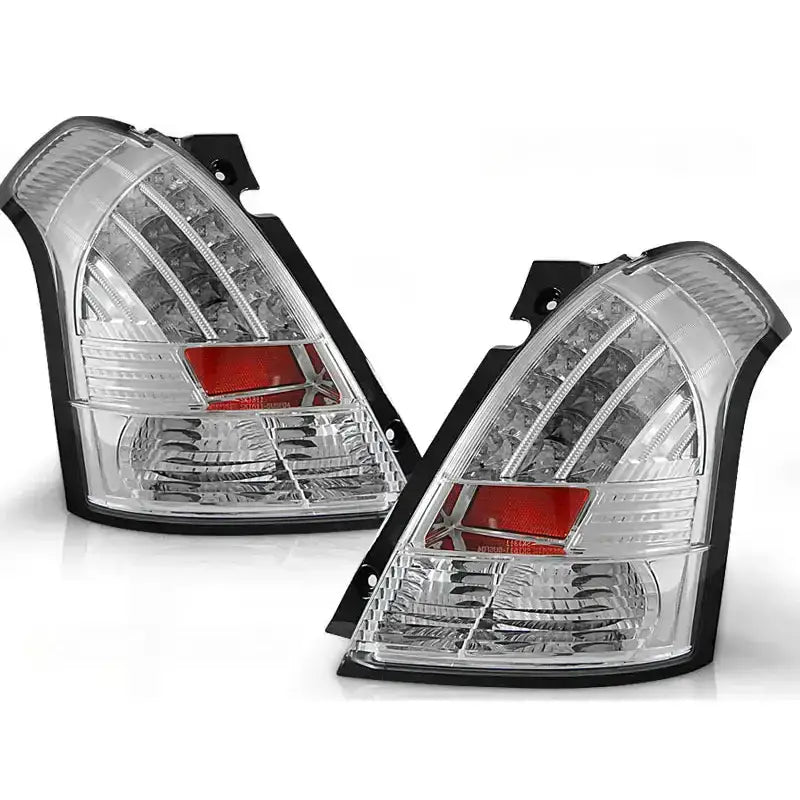 Baklykt Suzuki Swift 05.05-10 Chrome Led med sorte detaljer og røde refleksfelt sett fra skrå vinkel.