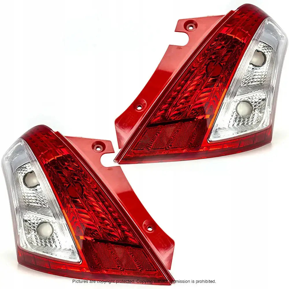 Baklykter Suzuki Swift 10-13 med rød og klar plast, sølvreflektorer og to lyspæreholdere.