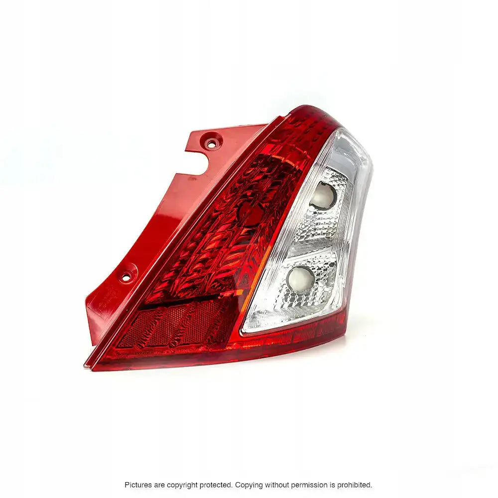 Baklykt Suzuki Swift 10-13 i rød og klar plast, sett fra skrå side med tydelige reflektordetaljer.