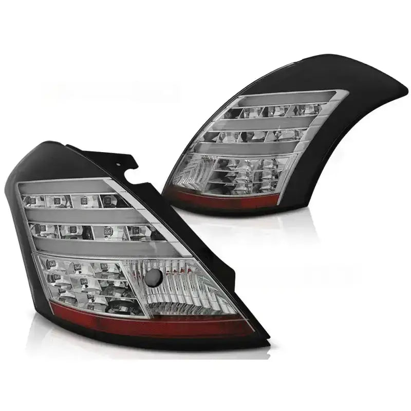 Baklykt Suzuki Swift IV Black Led Bar med horisontale LED-striper og røde detaljer, sett forfra og skrått.