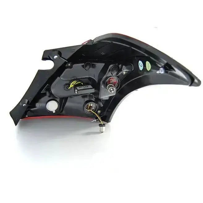 Baklykter Suzuki Swift IV 10- bakside med synlige ledninger, kontakter og festepunkter fra skrå vinkel.