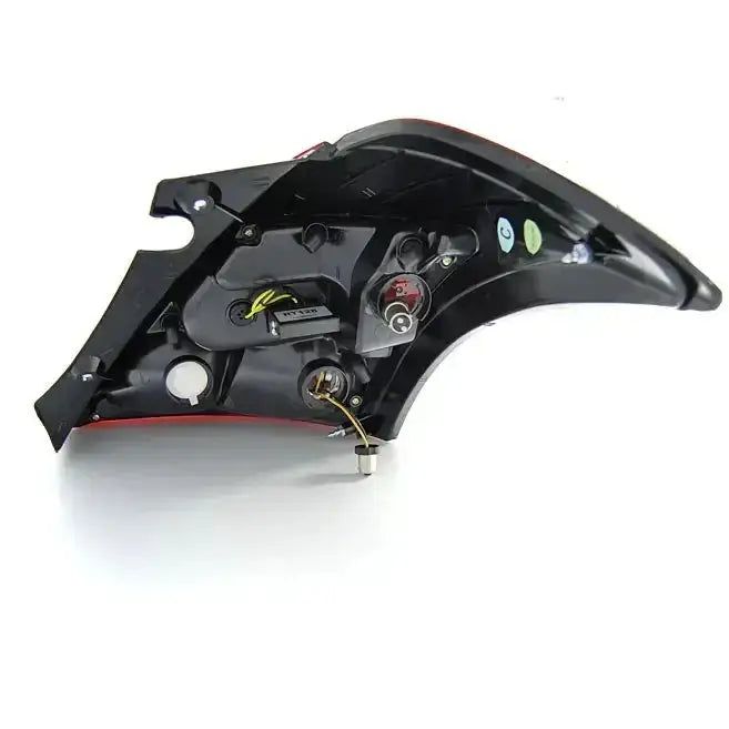 Baklykter Suzuki Swift IV 10- LED Bar sett bakfra med synlige fester og elektriske tilkoblinger.