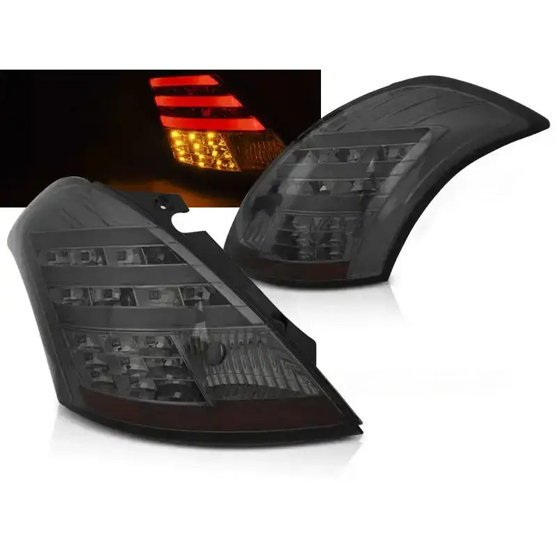 Baklykter Suzuki Swift IV 10- med sotet LED Bar, vist fra skrå vinkel med opplyst detaljbilde.