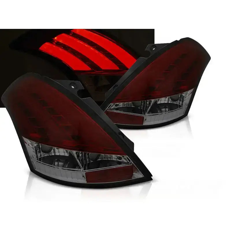 Baklykter Suzuki Swift V 10-17 Red Smoke Led Bar med tre lysstriper tent, vist fra skrå vinkel.