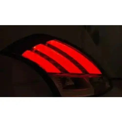 Baklys Suzuki Swift V 10-17 med tre horisontale røde LED-striper som lyser i mørket.