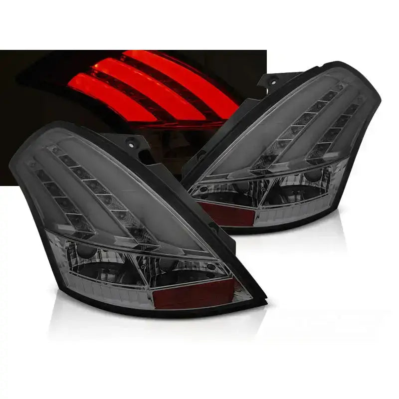 Baklykter Suzuki Swift V 10-17 med smoke LED bar, tent rødt lys og sotet glass sett fra skrå vinkel.