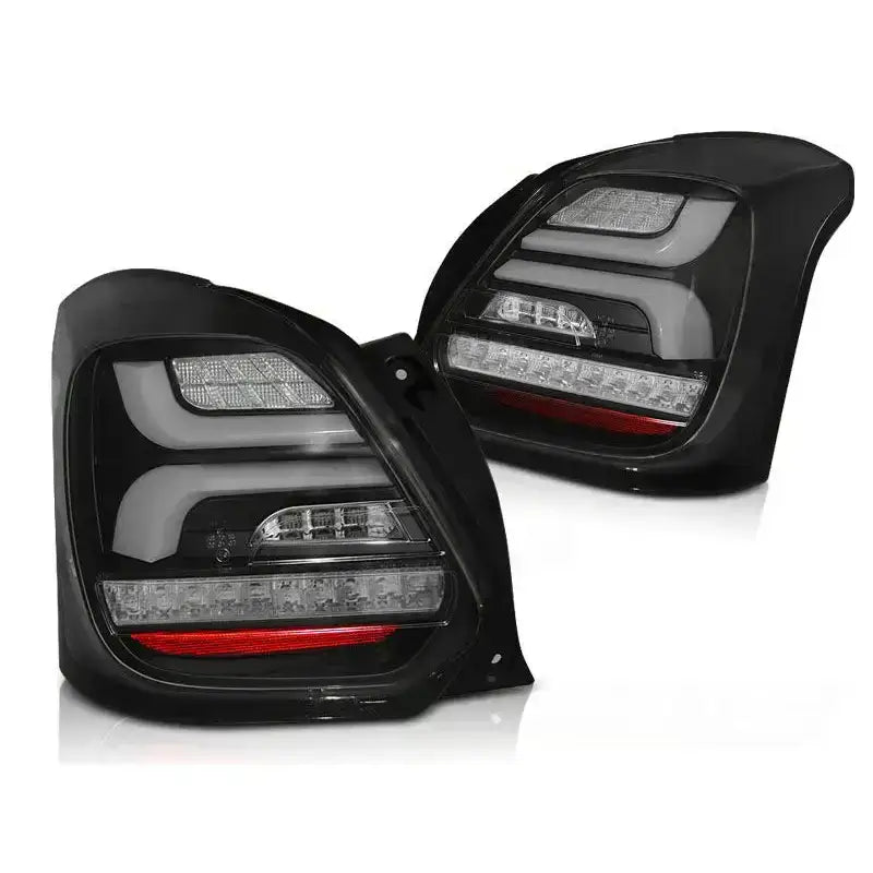 Baklykt Suzuki Swift VI Black LED med røde detaljer, vist fra skrå vinkel mot hvit bakgrunn.
