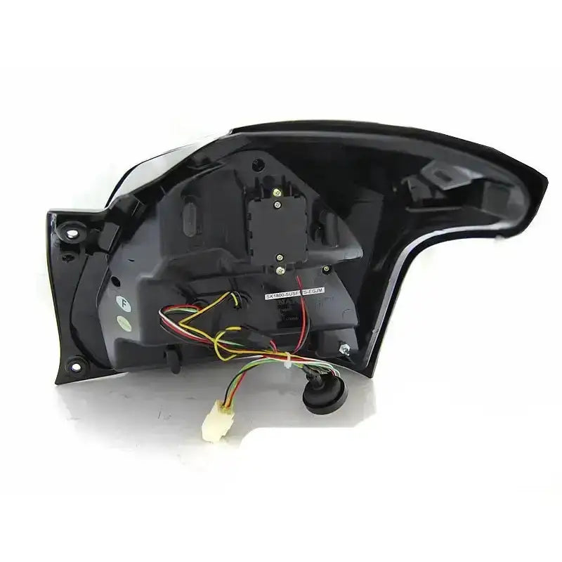 Baklamper Suzuki Swift VI 17- Black Led SEQ sett fra innfestingssiden med ledninger og kontakt mot hvit bakgrunn.