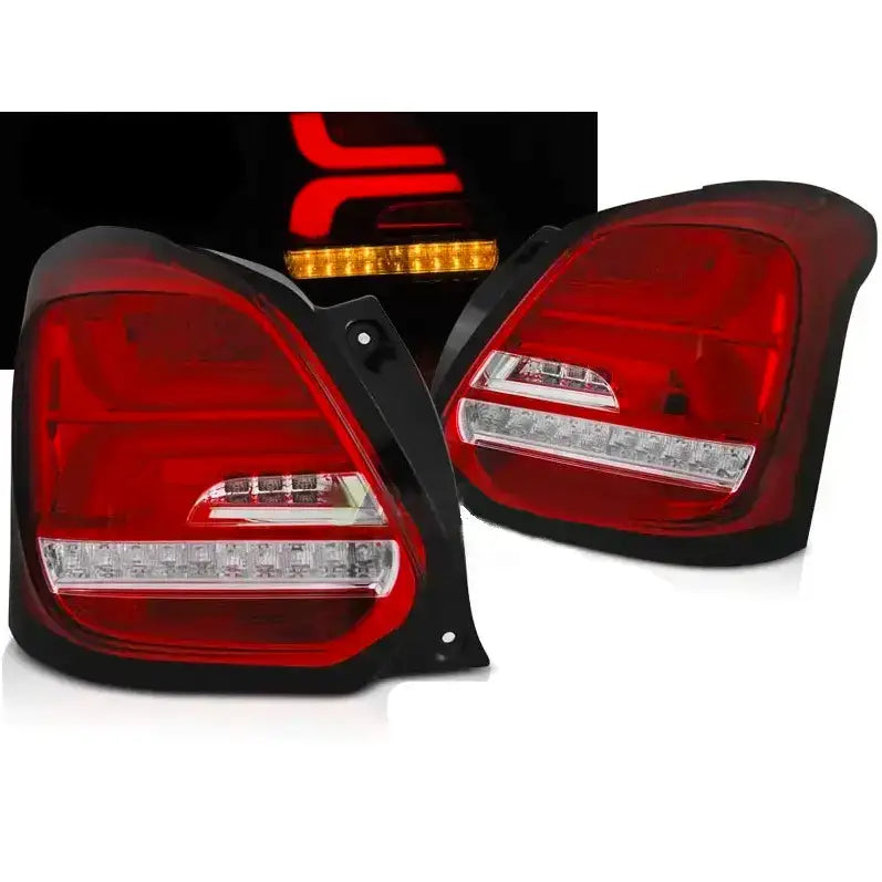 Baklykter Suzuki Swift VI 17- med LED og svarte rammer sett fra skrå vinkel mot mørk bakgrunn.
