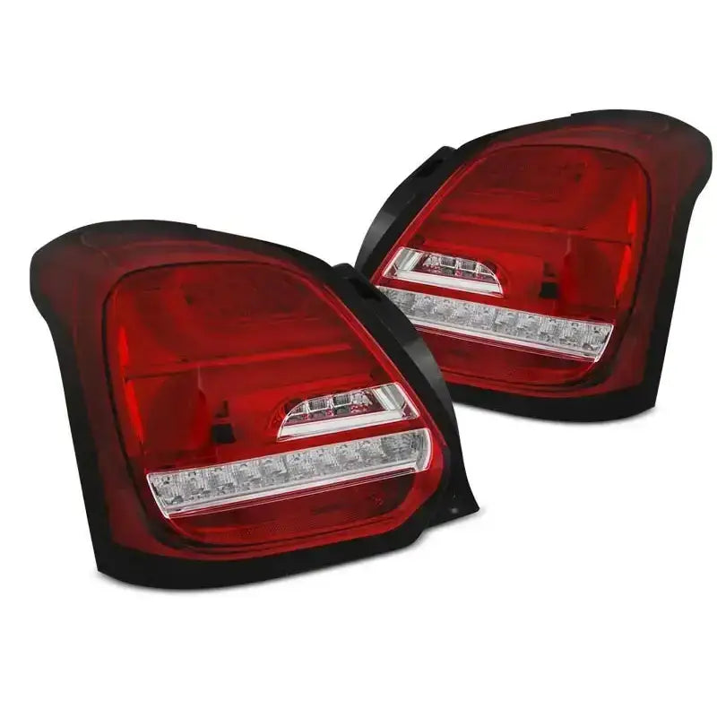 Baklykt Suzuki Swift VI 17- i rød og hvit LED, sett skrått bakfra med svarte kanter.