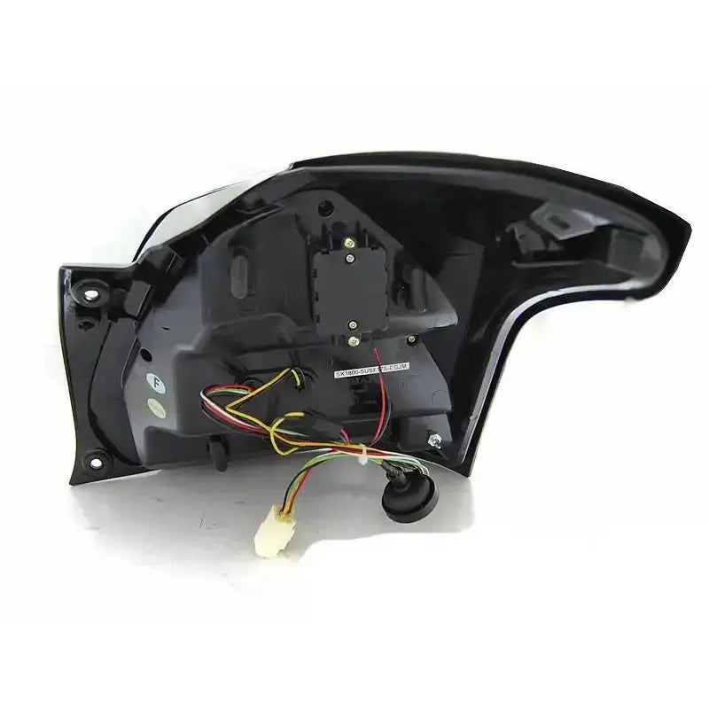 Baklamper Suzuki Swift VI 17- Red White Led SEQ sett bakfra med synlige ledninger og kontakt.