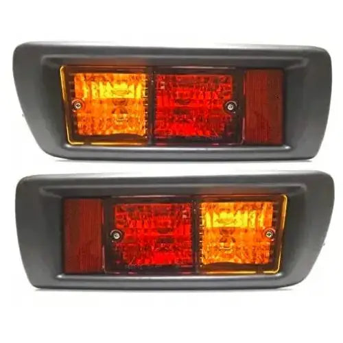 Baklykter til Toyota Land Cruiser J90 97-02 med svart ramme, oransje og rødt felt, sett forfra.