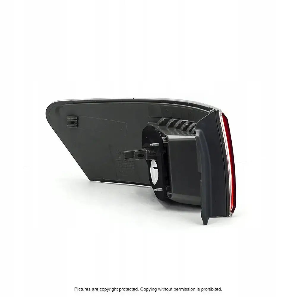 Baklys Toyota Avensis Sedan T27 LED, skrå bakside med synlig feste og detaljer mot hvit bakgrunn.