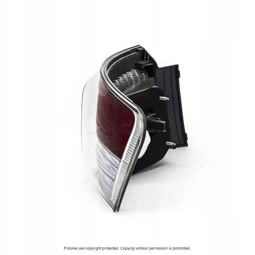 Baklamper Toyota Avensis Sedan T27 LED med klart og rødt glass, sett bakfra mot hvit bakgrunn.