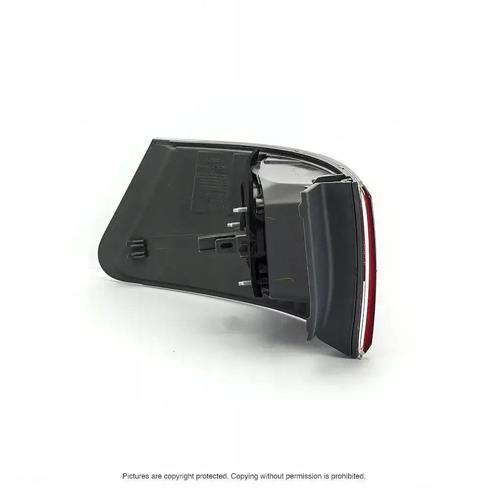 Baklykter Toyota Avensis Sedan T27 LED, bakside med innfestingspunkter og rød reflekslist på hvit bakgrunn.