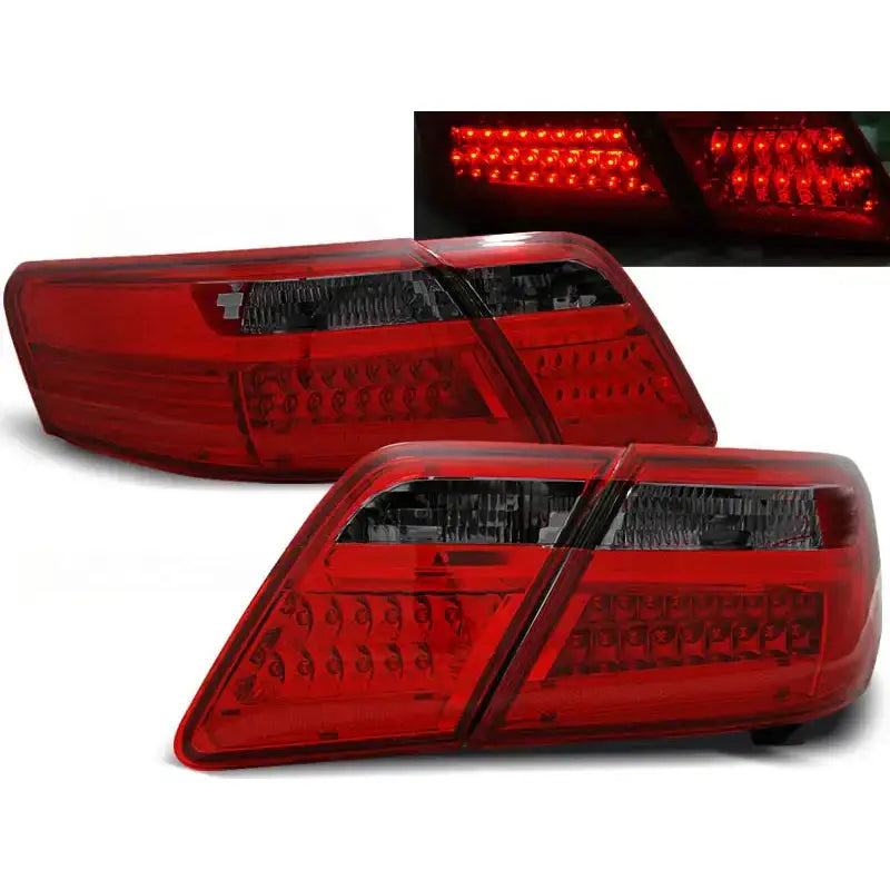 Baklykter Toyota Camry 6 XV40 06-09 i rødt og sotet LED-design, vist fra skrå vinkel.