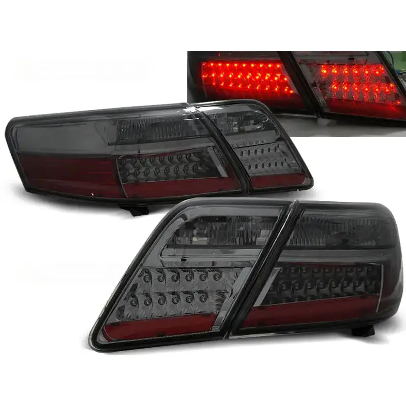 Baklykter Toyota Camry 6 XV40 med sotet glass og LED, vist fra skrå vinkel med røde og klare felt.