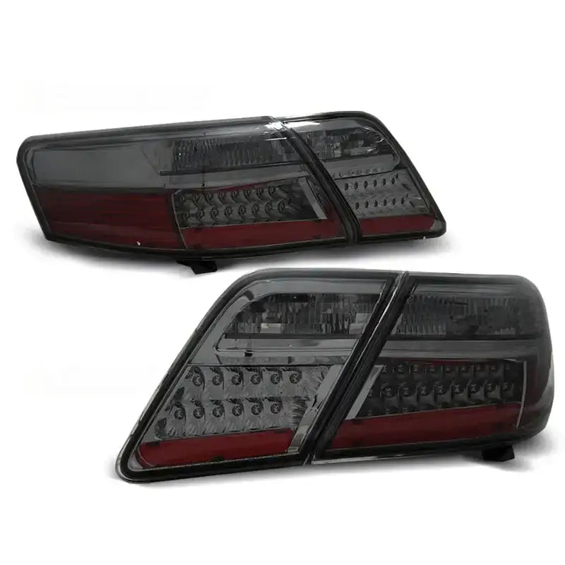 Baklykt Toyota Camry 6 XV40 06-09 Smoke LED med sotet glass og rød stripe, sett skrått mot hvit bakgrunn.