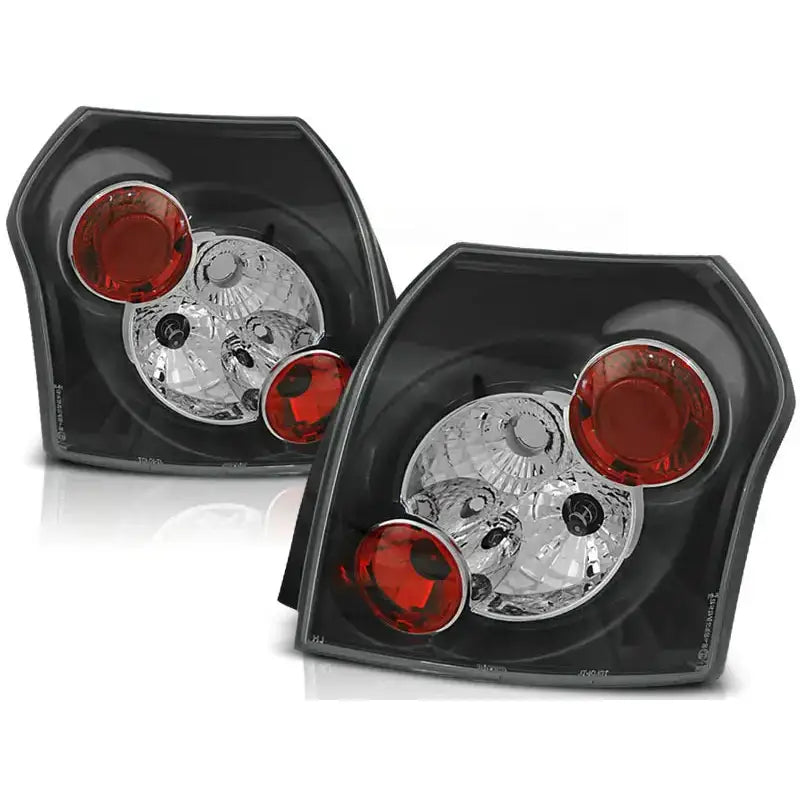 Baklykter Toyota Corolla 12.01-07 Black med røde og hvite detaljer sett fra skrå vinkel.