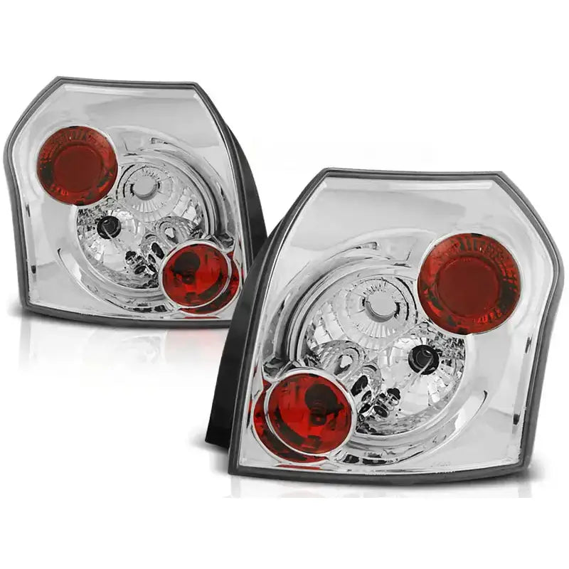 Baklykter Toyota Corolla 12.01-07 i klart plast med røde og hvite felt og kromdetaljer, skrå forsidevisning.