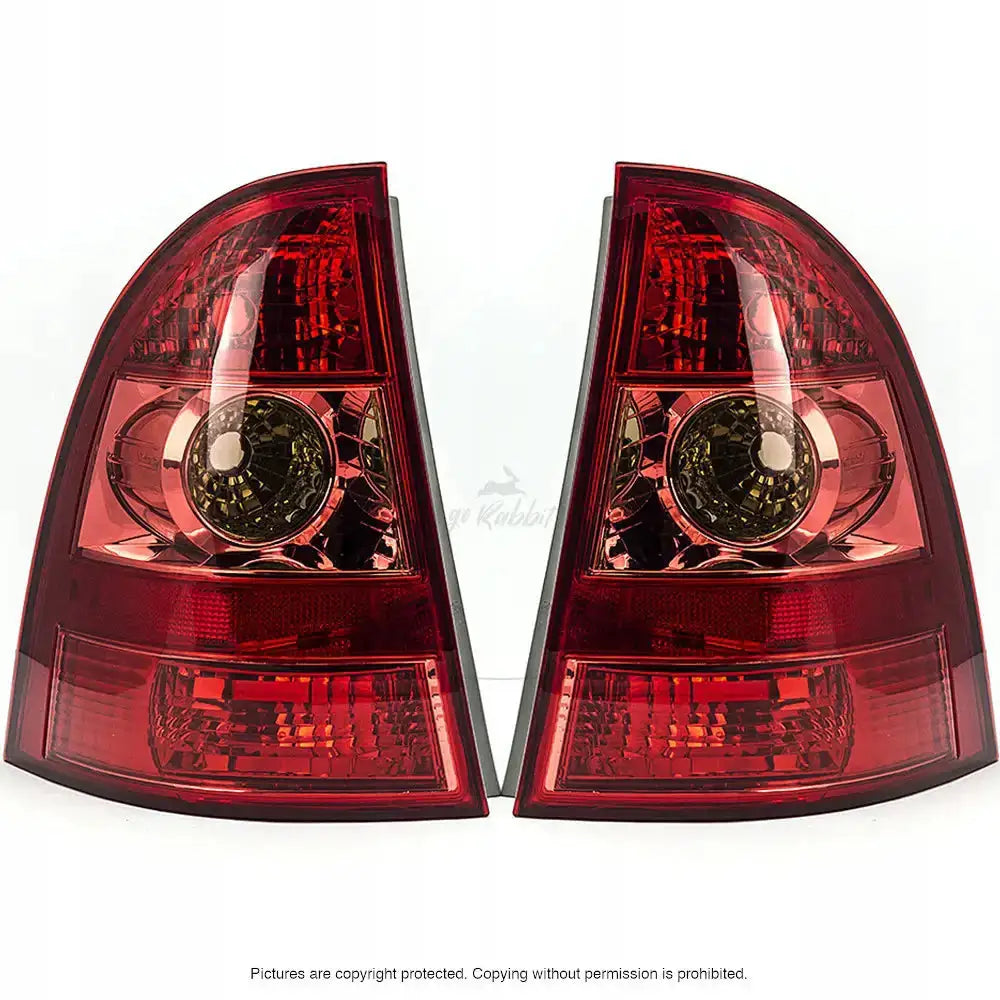 Baklykter Toyota Corolla E12 01-07 i rød plast, sett forfra med synlige reflektorer og klare detaljer.